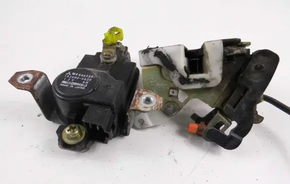 Mitsubishi Space Wagon Rear door lock