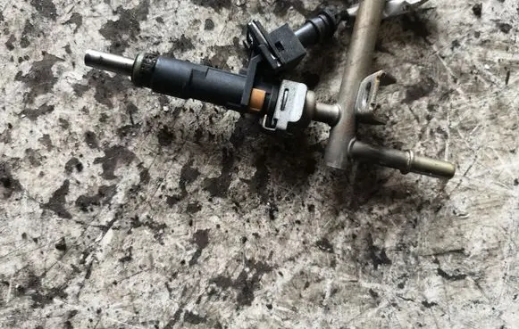 Opel Insignia A Fuel injector 55353806
