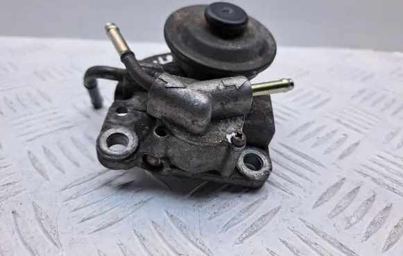 Toyota Avensis T250 Fuel filter bracket/mount holder 233800R010 233800R012