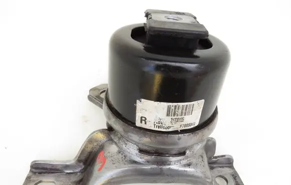 Volvo S60 Engine mount bracket 31330135