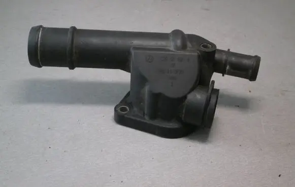 Volkswagen PASSAT B6 Engine coolant pipe/hose 03G121132B