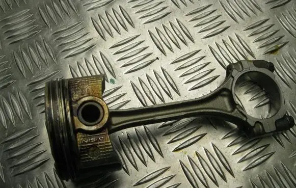 Toyota Yaris Piston with connecting rod AISIN
