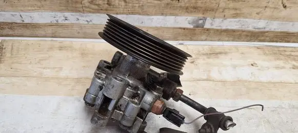 Toyota Corolla Verso AR10 Power steering pump