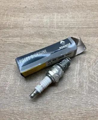 Renault Clio I Spark plug 7701366087