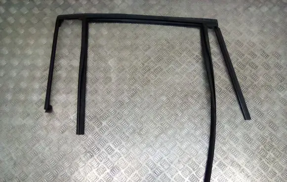 Volvo XC90 Rubber seal rear door window/glass 31841450 31841615