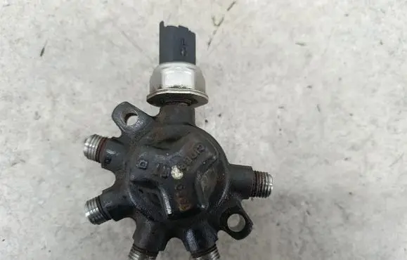 Ford Focus Fuel distributor 4M5Q9D280DB