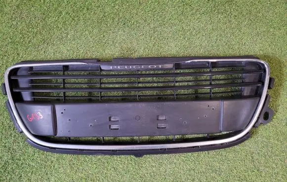 Peugeot 508 Front bumper upper radiator grill