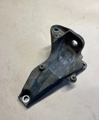 Volkswagen PASSAT B5.5 Engine mounting bracket 8D0399114AJ