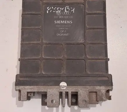 Volkswagen PASSAT B4 Engine control unit/module 037906022GD 5WP4130