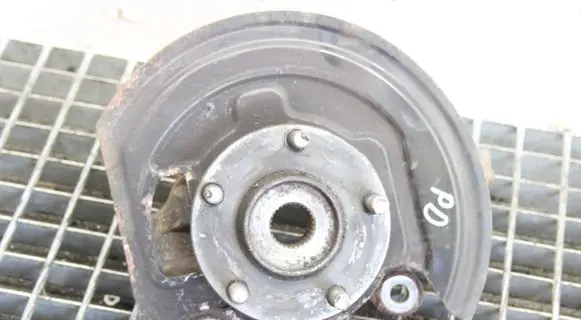 Nissan Pulsar Front wheel hub