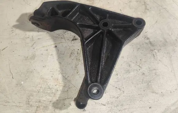 Opel Zafira A Engine mounting bracket 24403861