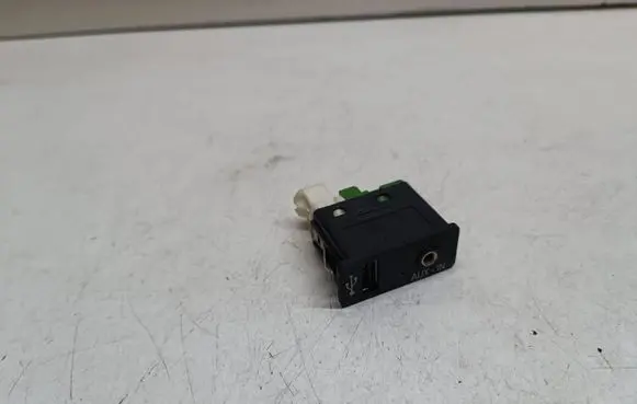 BMW X1 E84 USB socket connector 9241331 84109241331