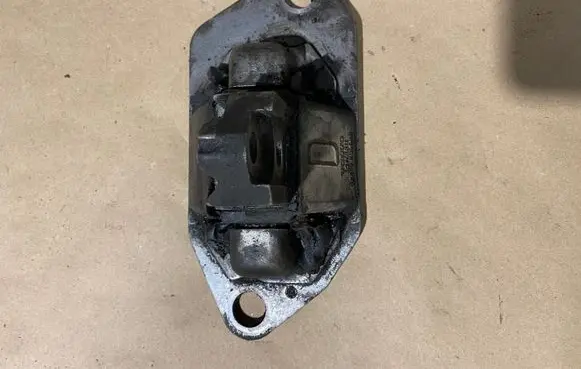 Volvo V70 Engine mount bracket