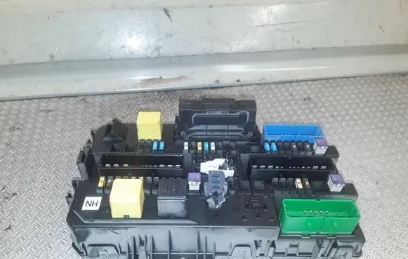 Opel Astra H Fuse module 13220829 5DK00866943