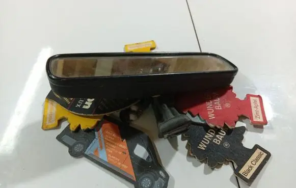 Rear view mirror (interior)
