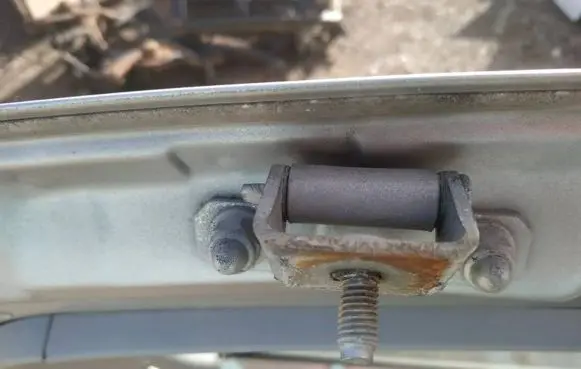 Nissan Primera Tailgate/trunk/boot hinge