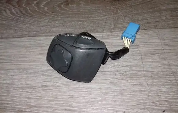 Steering wheel buttons/switches