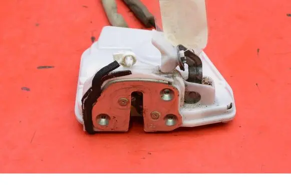 Mazda 6 Front door lock F96G01R1