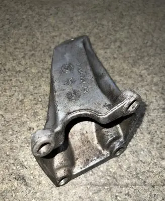 BMW 5 E34 Engine mounting bracket 1133362