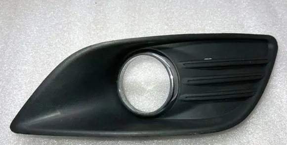Ford Focus Front fog light trim/grill 8M5119952AE