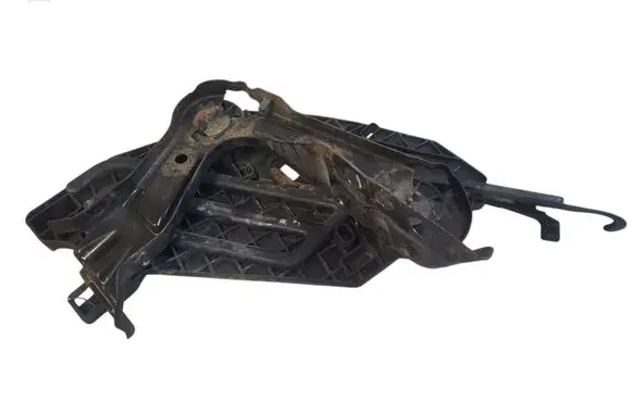 Skoda Octavia Mk2 (1Z) Headlight/headlamp mounting bracket RE17035202
