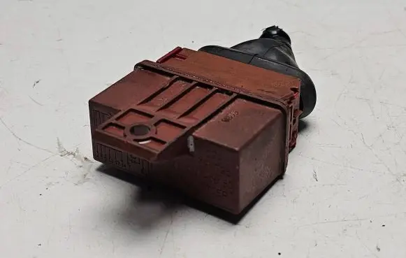 Citroen Berlingo Fuel pump relay 9629945980 4551213147 03725