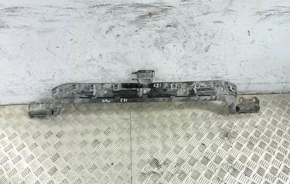 Rear bumper mounting bracket