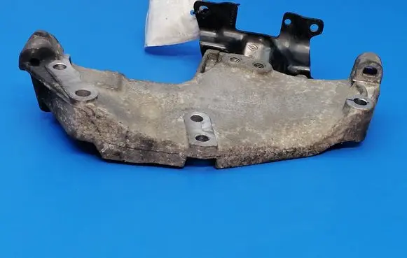 Opel Vivaro Engine mounting bracket 8200741758