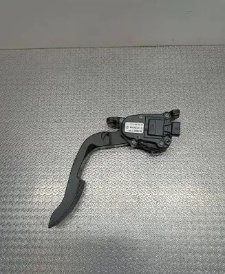 Renault Twingo II Accelerator throttle pedal 8200426241E 6PV00908504