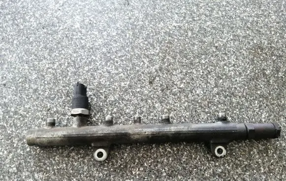 Opel Vivaro Fuel main line pipe 0445214024 7700114017