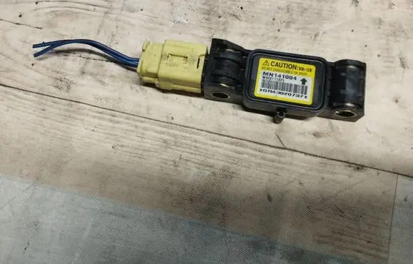 Mitsubishi Grandis Airbag deployment crash/impact sensor MN141004