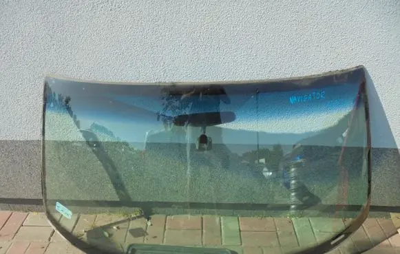 Lincoln LS Front windscreen/windshield window DW01582