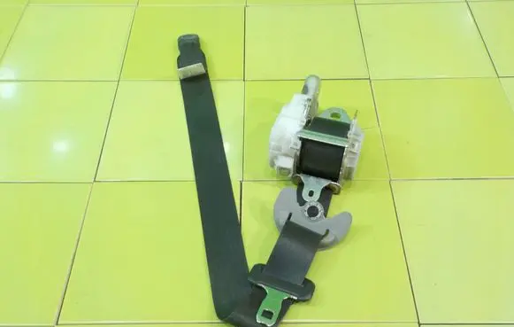 Toyota RAV 4 (XA30) Front seatbelt PRZOD 18AB3