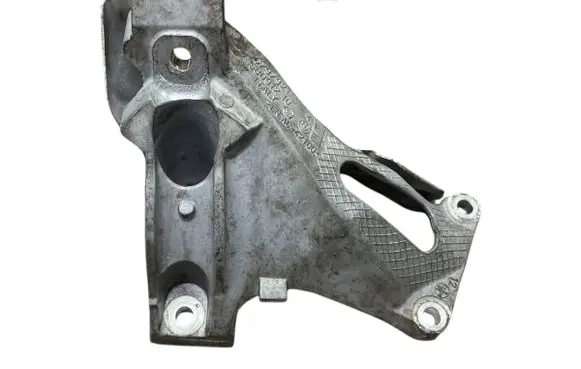 Engine mounting bracket