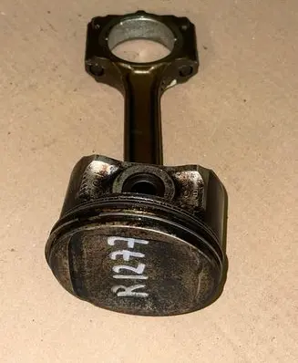 Nissan Note (E11) Piston with connecting rod