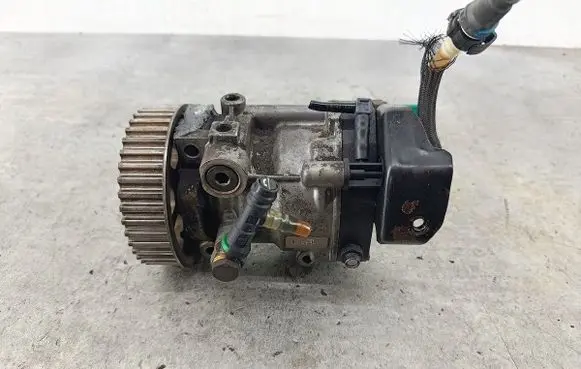 Renault Clio III Fuel injection high pressure pump 