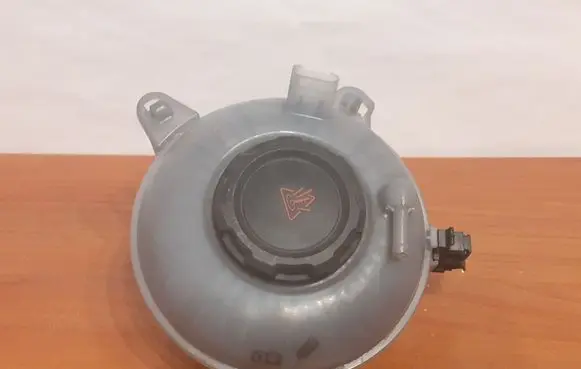 Volkswagen Golf VII Coolant expansion tank/reservoir 5Q0121407F 6434