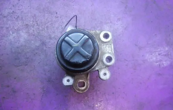 Engine mount vacuum valve