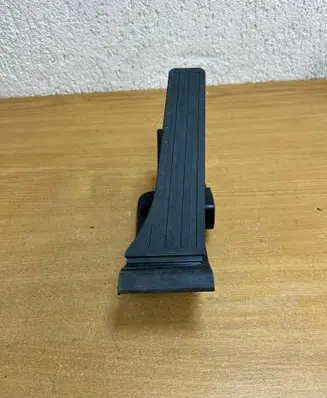 Mercedes-Benz C W204 Accelerator throttle pedal A2043000204 F5865