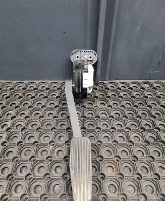 Accelerator throttle pedal