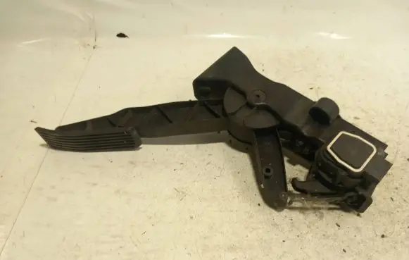 Mercedes-Benz A W169 Accelerator throttle pedal A1693000104 150107 000015