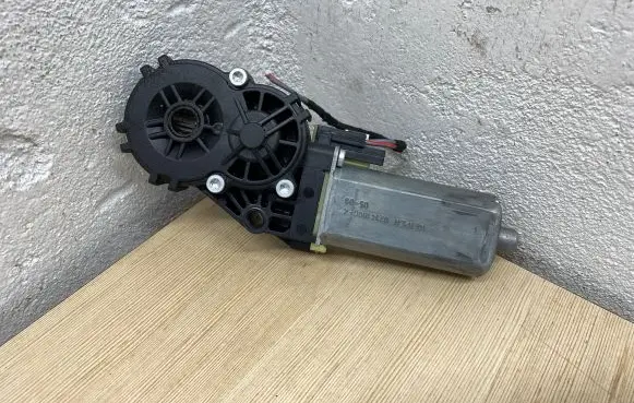 Volkswagen PASSAT B6 Seat adjustment motor 0390203224