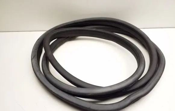 Mercedes-Benz C W204 Front door rubber seal A2046971651