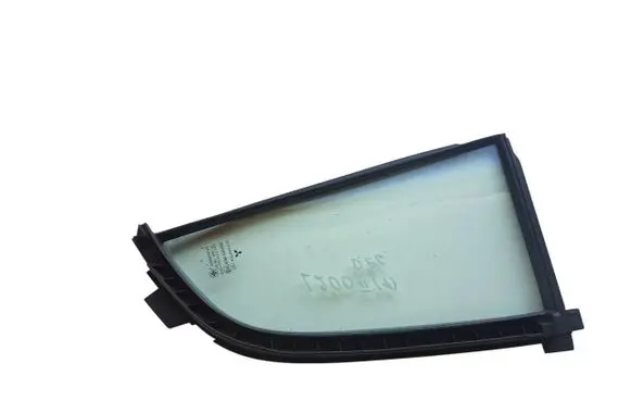 Mitsubishi L200 Rear vent window glass MN117606