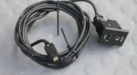 Nissan Qashqai AUX in-socket connector 795405004 1110140010