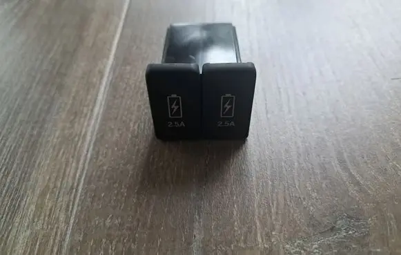 Honda CR-V USB socket connector M68558