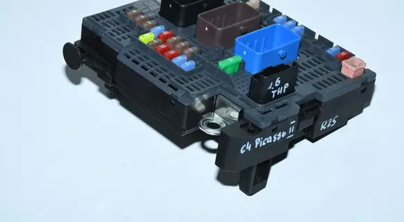 Citroen C4 II Picasso Fuse module 9810296180