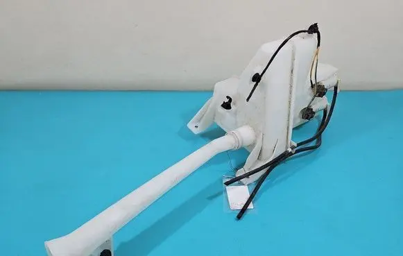 Windshield washer fluid reservoir/tank