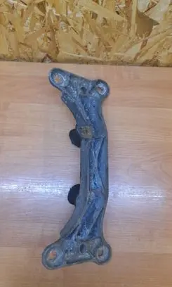 Gearbox mounting bracket