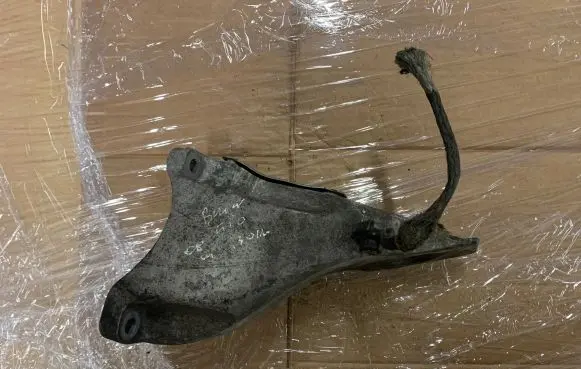 BMW 5 E60 E61 Engine mounting bracket 2211677705601 16807410